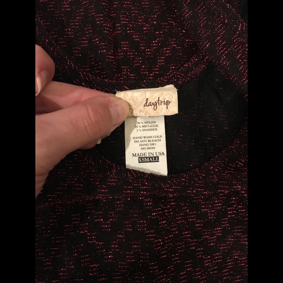 Daytrip Red/Black Chevron Tank w/Bow Detail on back - Size X-Small $8 - Picture 4 of 4